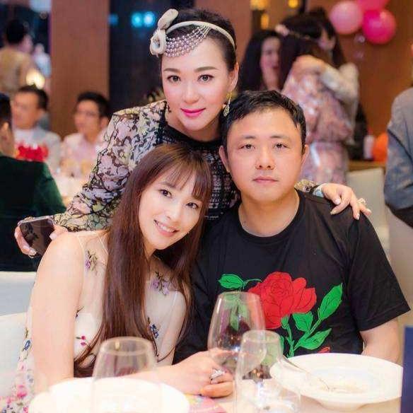 未婚6年生4胎，花9亿送礼未来婆婆讨欢心，至今无名无分