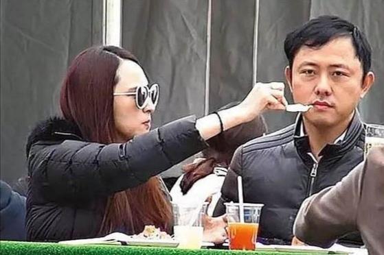 未婚6年生4胎，花9亿送礼未来婆婆讨欢心，至今无名无分