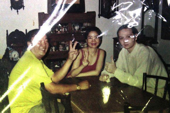 25年前，邓丽君去世，左脸红色印记引深思，伴她5年的保罗去哪了