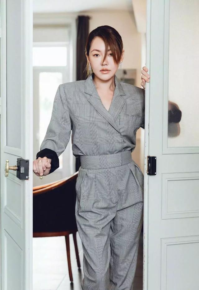 女星间的斗争：小S吐槽郑爽颜值不再，智商低，郑爽用年龄反击
