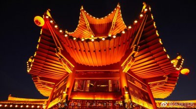 ​站在美轮美奂的芷江县城风雨桥头，沿河两岸的风雨桥、侗族鼓楼群