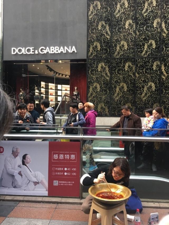 知名主播在DG门口直播用筷子吃火锅，DG辱华后，旁边普拉达着