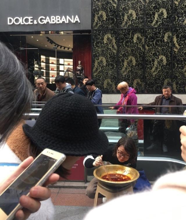 知名主播在DG门口直播用筷子吃火锅，DG辱华后，旁边普拉达着