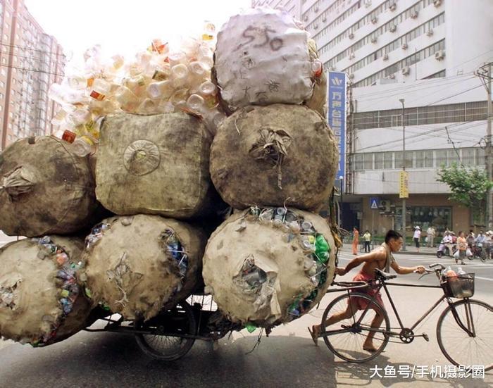 这个世界总有人负重前行, 这些让人看哭的照片, 你看过几个?
