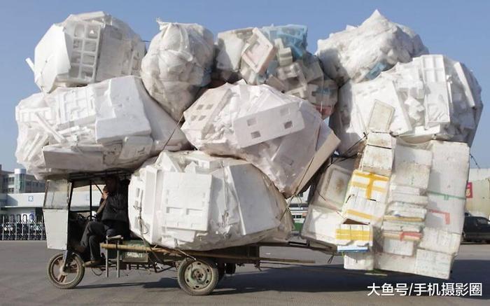 这个世界总有人负重前行, 这些让人看哭的照片, 你看过几个?