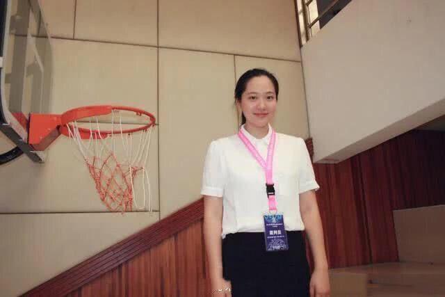 艺术体操胡美现状如何？曾嫁给朱芳雨，现独自带两娃仍美得冒泡！