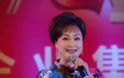 ​当78岁李谷一摘掉假发，卸掉浓妆，引起网友热议