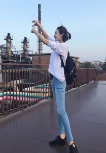 ​太佩服何美璇了，大长腿恐怕无人能及了，就好像两根“香肠”