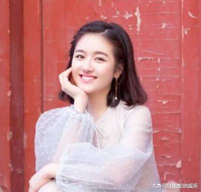 易烊千玺与中戏同学合照流出, 帅哥美女看花了眼, 找不到千玺了!