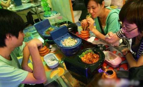 直击国内第一家厕所餐厅，顾客围着马桶吃饭，网友直呼受不了