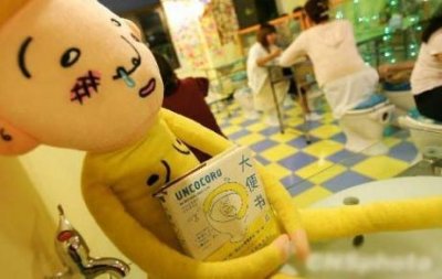 ​直击国内第一家厕所餐厅，顾客围着马桶吃饭，网友直呼受不了