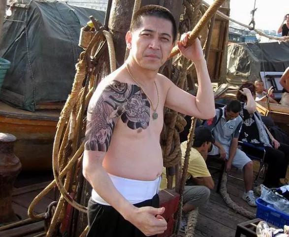 曾经被判刑20年，如今自己当导演，第一部戏就拍黑帮题材！