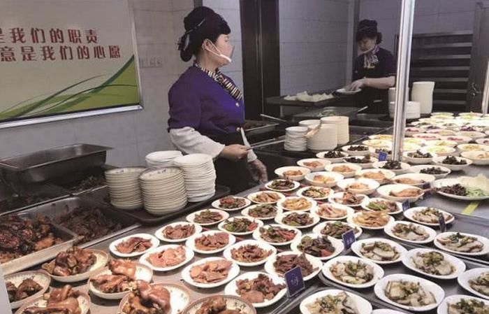 学校食堂不好吃？这些学校成为“蹭饭族”天堂，多收40%管理费都