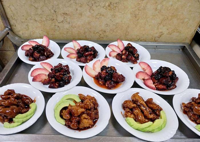 学校食堂不好吃？这些学校成为“蹭饭族”天堂，多收40%管理费都