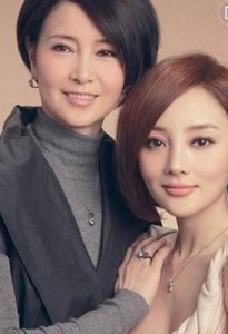 ​盘点娱乐圈的明星母女，应采儿母亲比女儿还年轻，而她却像好闺蜜