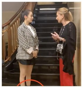 ​女明星的孕肚照，吉娜身材依旧好，唐嫣腰围比窦骁粗，她依旧很美
