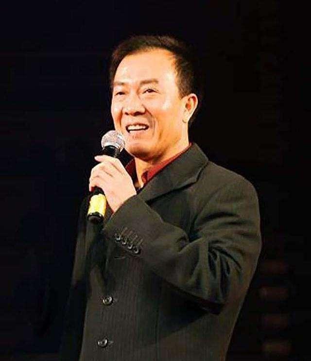 曾是小品一姐，嫁给没名气相声演员，丈夫撬知名笑星墙角后抛弃她