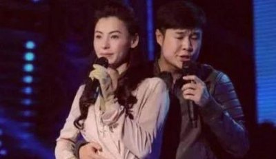 ​张柏芝纽扣突然爆开！小沈阳抱紧张柏芝，骂声与称赞声连成一片！