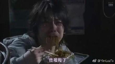 囧哥:两男子驾考作弊“五花大绑”黑胶带贴满身 堪称哲学现场