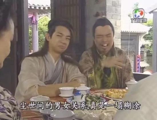 囧哥:两男子驾考作弊“五花大绑”黑胶带贴满身 堪称哲学现场