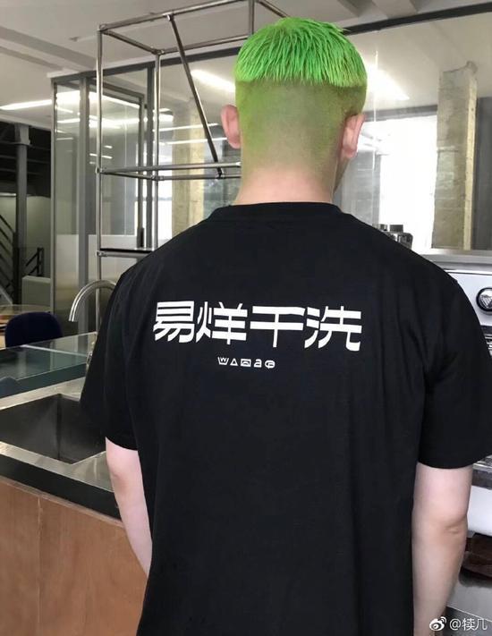 囧哥:两男子驾考作弊“五花大绑”黑胶带贴满身 堪称哲学现场