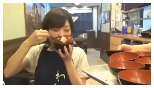 大胃王吃上千碗“面”，身旁大妈当场揭穿，大妈：忍你很久了