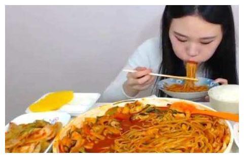 大胃王吃上千碗“面”，身旁大妈当场揭穿，大妈：忍你很久了