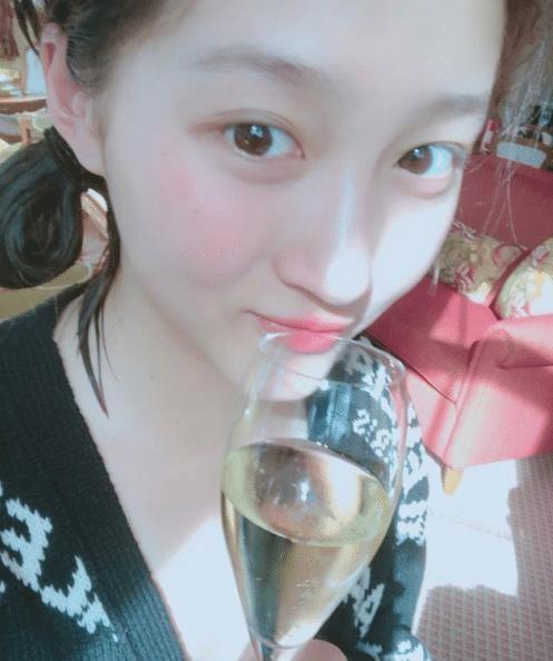 关晓彤豪宅内素颜喝酒，被质疑没有穿内衣，淡定回应：穿衣自由