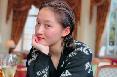 ​关晓彤豪宅内素颜喝酒，被质疑没有穿内衣，淡定回应：穿衣自由