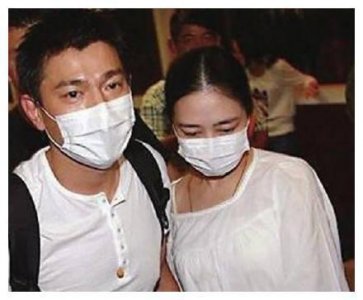 ​34岁男星魏千翔隐婚生子，婚礼现场照曝光，新娘抱着女儿喜极而泣