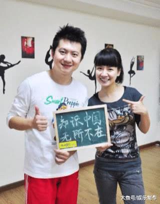 主持人“绿泡泡”近照: 曾学声乐当主持成名, 容颜不老娶搭档为妻