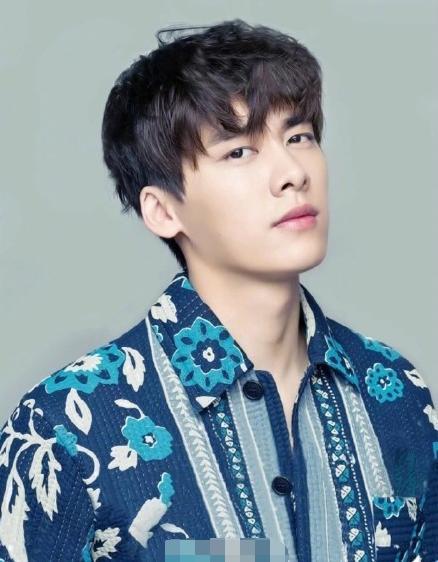 鹿晗前脚解约，李易峰后宣布经纪人，网友：肯定是他们早已约定好