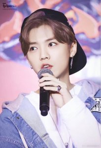 ​鹿晗前脚解约，李易峰后宣布经纪人，网友：肯定是他们早已约定好
