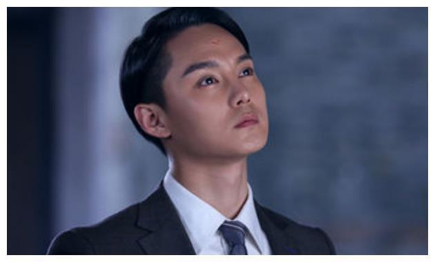 自带出场BGM的尹正，恋情被曝后自吃自瓜？网友：太尴尬了
