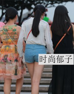 ​街拍，长腿美女上台阶，喷血的弯腰