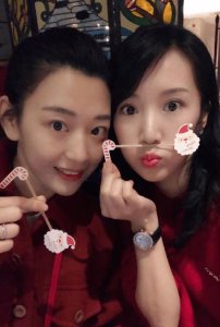 ​阔太李念平安夜探班佟丽娅, 姐妹情深好让人羡慕