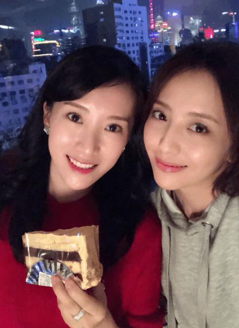 阔太李念平安夜探班佟丽娅, 姐妹情深好让人羡慕