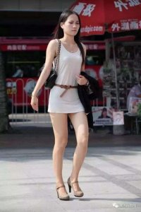 ​街拍：30多岁的成熟美人喜欢穿薄丝，有媚感又丝滑柔软