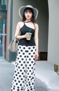 ​街拍：美女穿渔网袜，美腿若隐若现，身姿婀娜，背影比正面还美丽