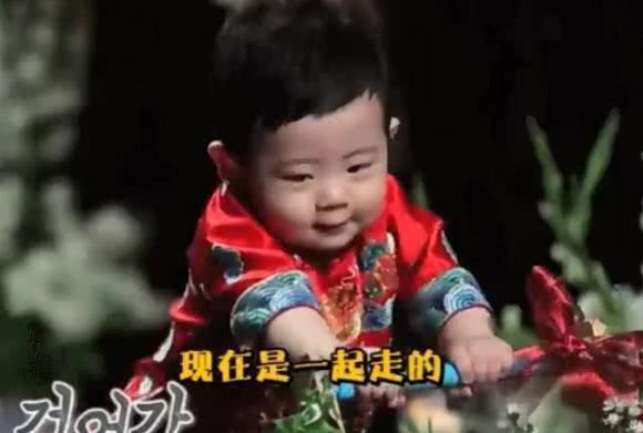 秋瓷炫儿子正面照首曝光？看到这惊艳的五官，简直是翻版林品如？