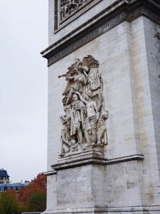 ​凯旋门又称雄狮凯旋门，位于巴黎戴高乐广场中央