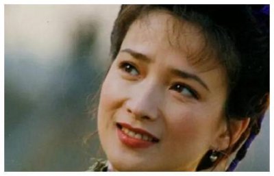 ​54岁何晴演遍四大名著，和二婚老公十分恩爱，素颜美过许晴