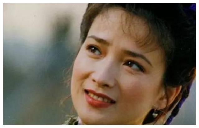54岁何晴演遍四大名著，和二婚老公十分恩爱，素颜美过许晴