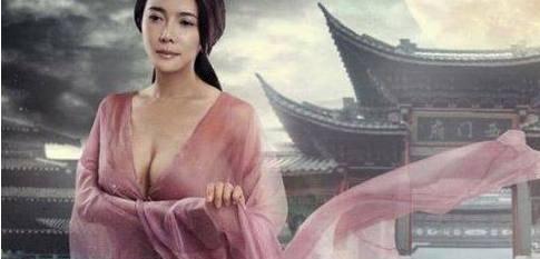龚玥菲近照: 礼服开叉到腰“42D身材”尽显, 失去“守护”引围观