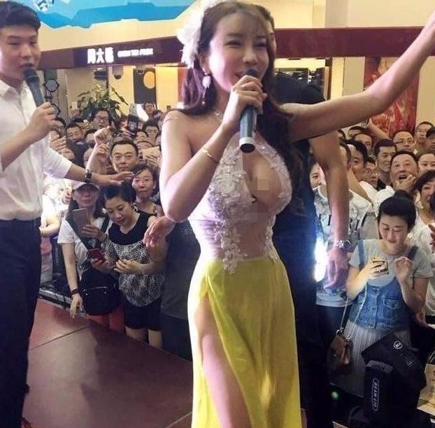 龚玥菲近照: 礼服开叉到腰“42D身材”尽显, 失去“守护”引围观