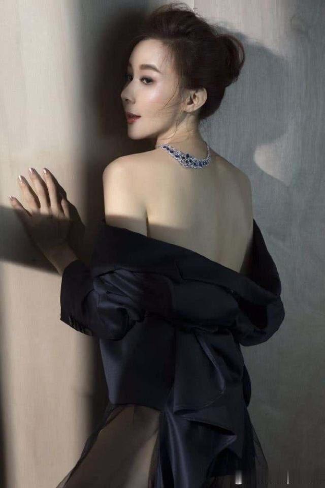 “台湾第一美女”萧蔷写真照流出，大秀一字马，性感撩人！