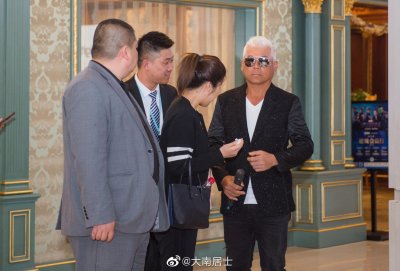 ​56岁巫启贤空降沈阳 白发墨镜亮相似大佬遭数百粉丝追捧