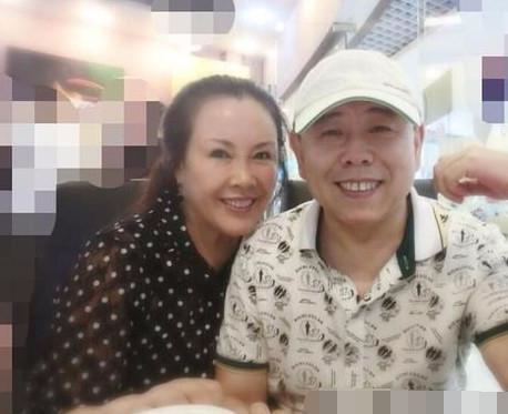 59岁的潘长江和老婆杨云近照，妻子杨云依然风韵犹存