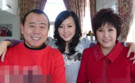 59岁的潘长江和老婆杨云近照，妻子杨云依然风韵犹存