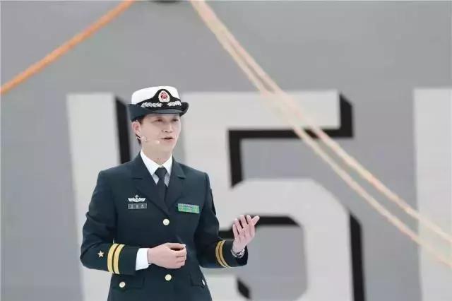 她是中国第一位实习女舰长——韦慧晓！